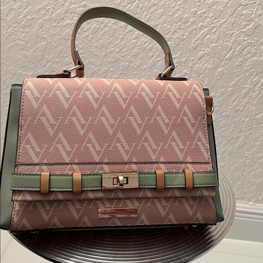 ADRIENNE VITTADINI THE SERAFINA COLLECTION SIGNATURE FLAP NWT Retails$190 - Picture 13 of 13
